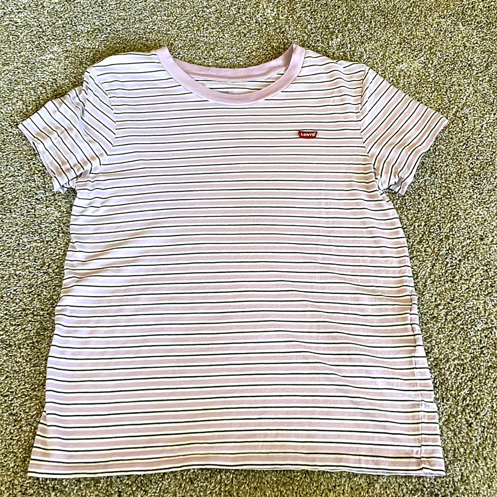 levi’s cropped tee